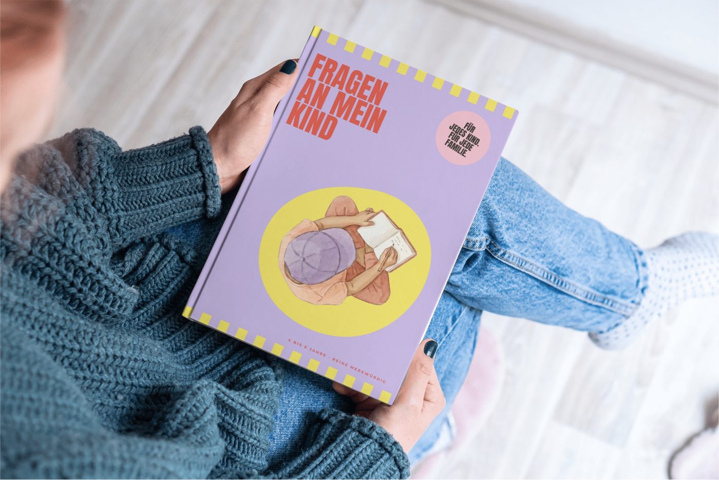 Das Buch in zwei Händen, von oben