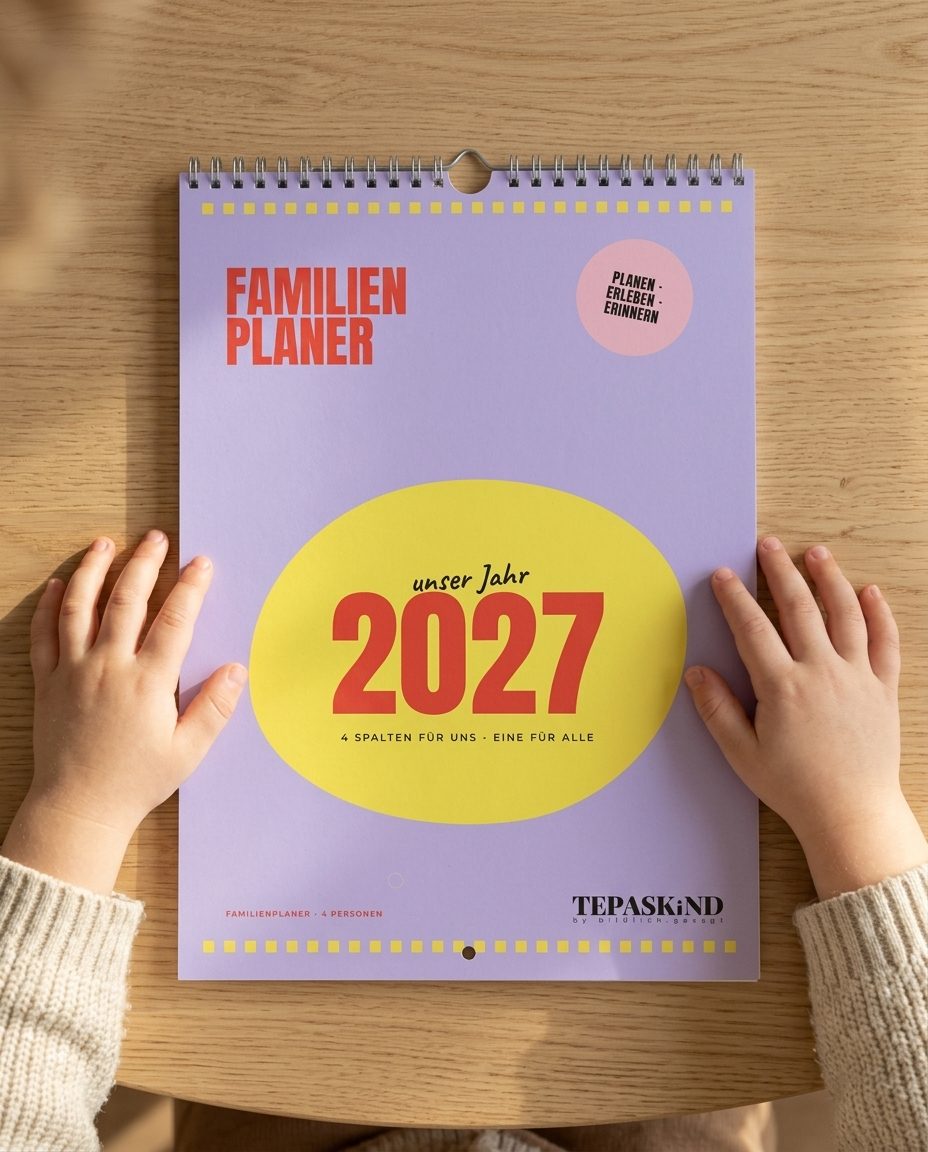 Kinderhände halten den Kalender